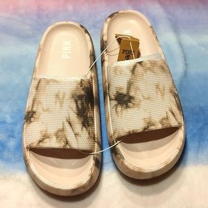 Brand New Victoria Secret Pink Slides❤️